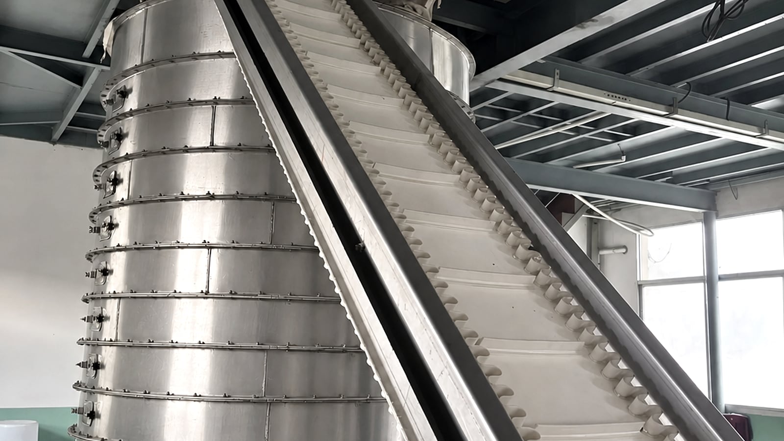 Granulator and material transfer equipment for agar powder production